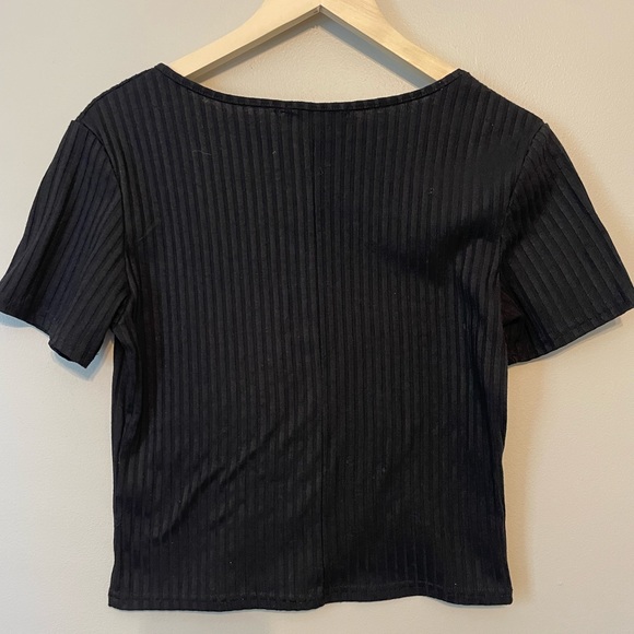 Black longer crop top with buttons - Picture 2 of 3